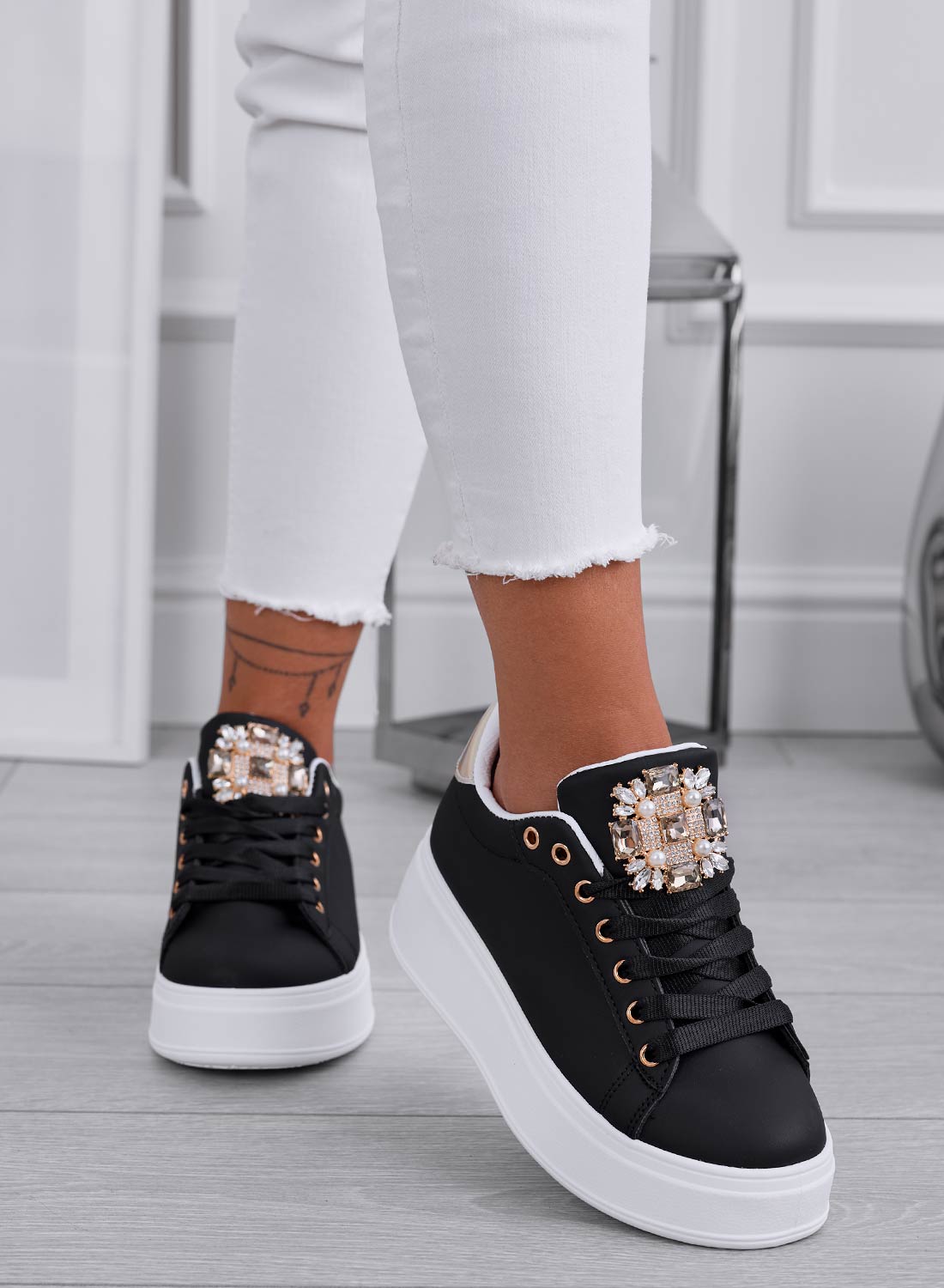 SOPHIE Sneakers nere con applicazione gioiello e retro oro Alexoo