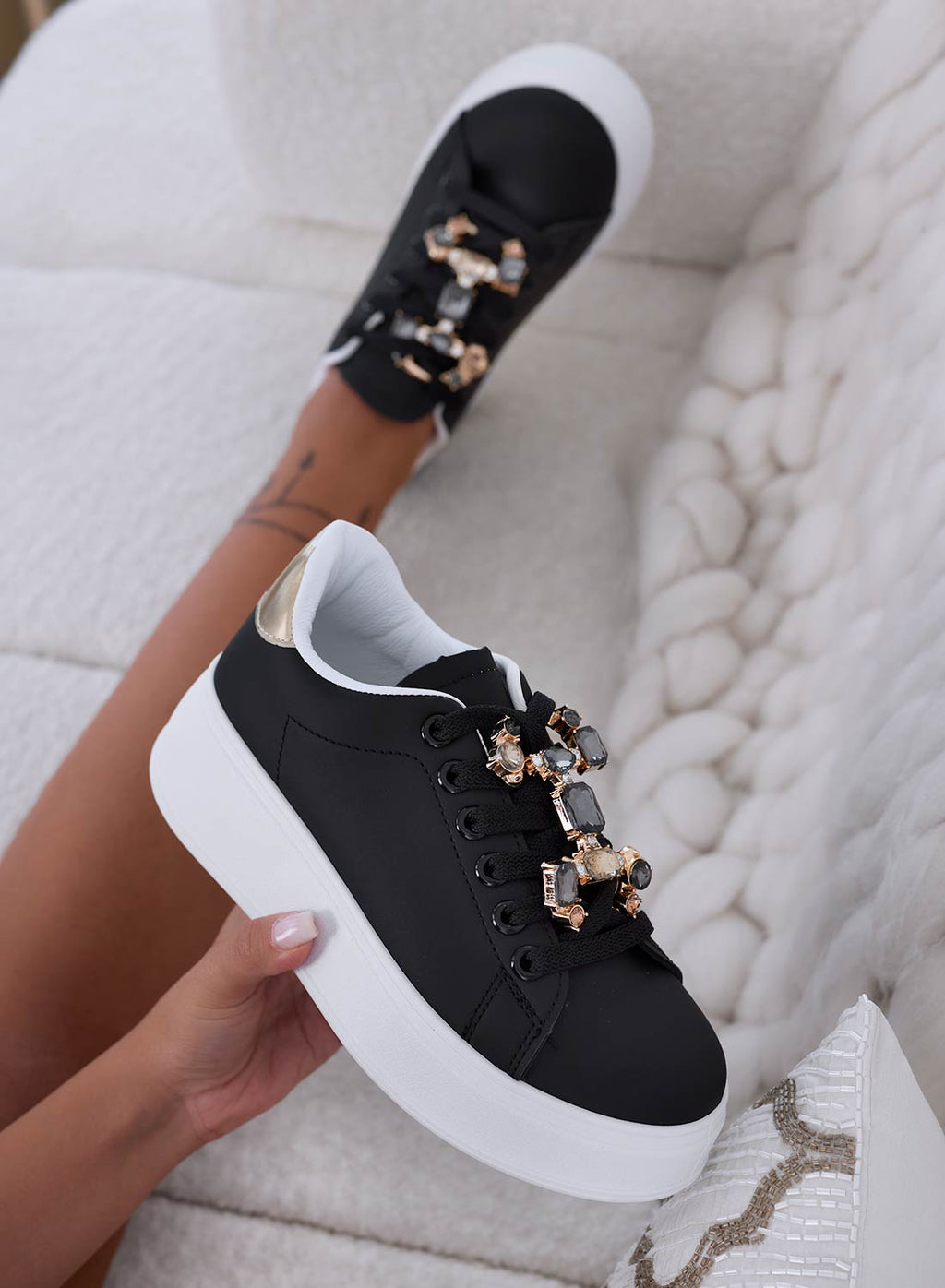 SORAYA - Sneakers nere con applicazione gioiello e retro oro