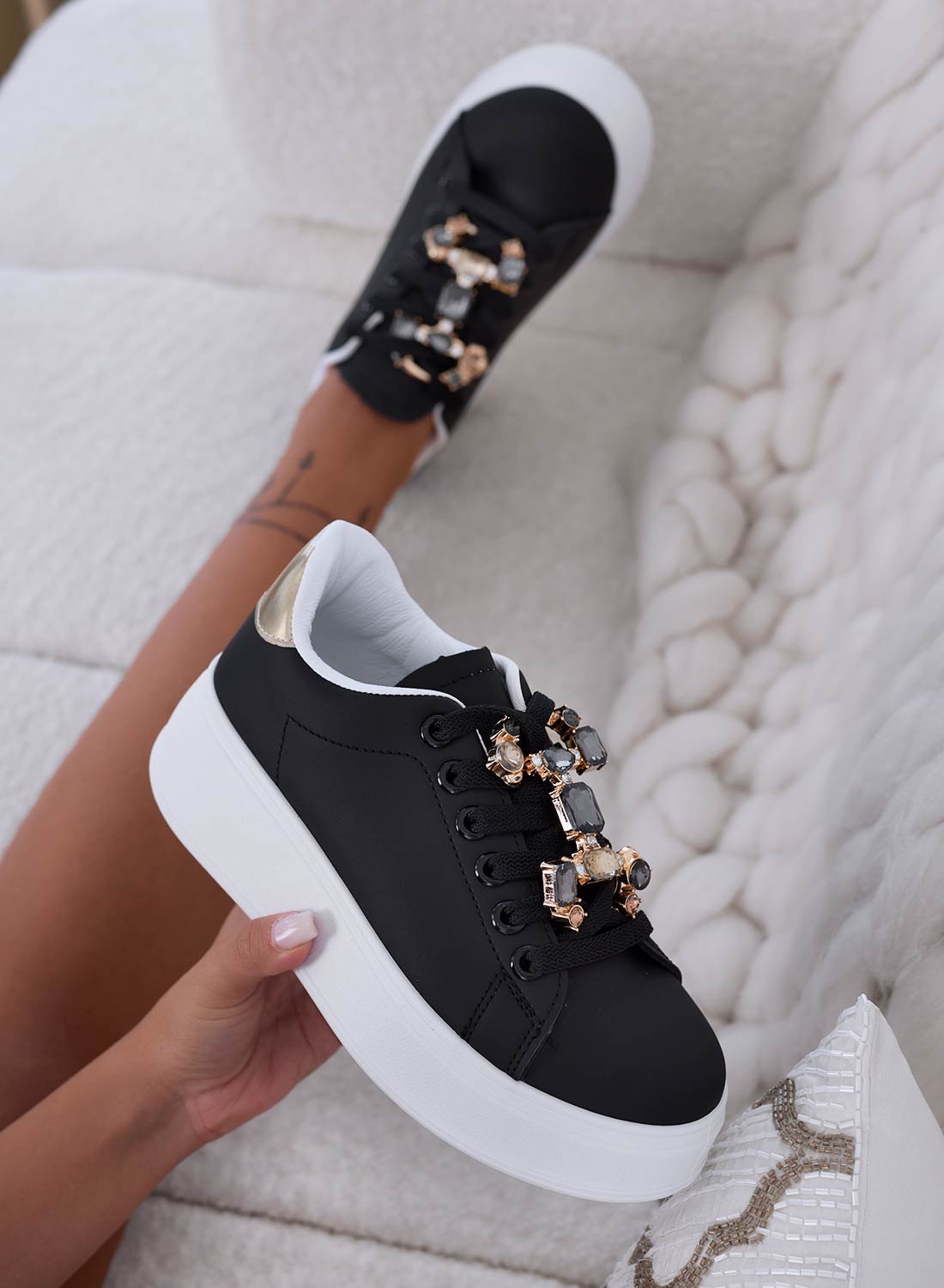 SORAYA - Sneakers nere con applicazione gioiello e retro oro
