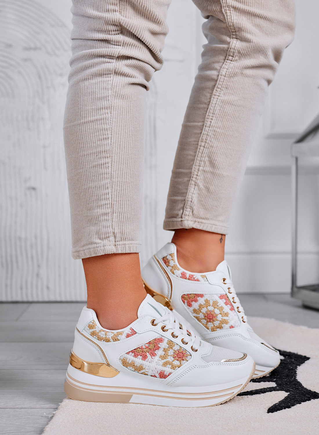 SUSY - Sneakers bianche con inserti ricamati