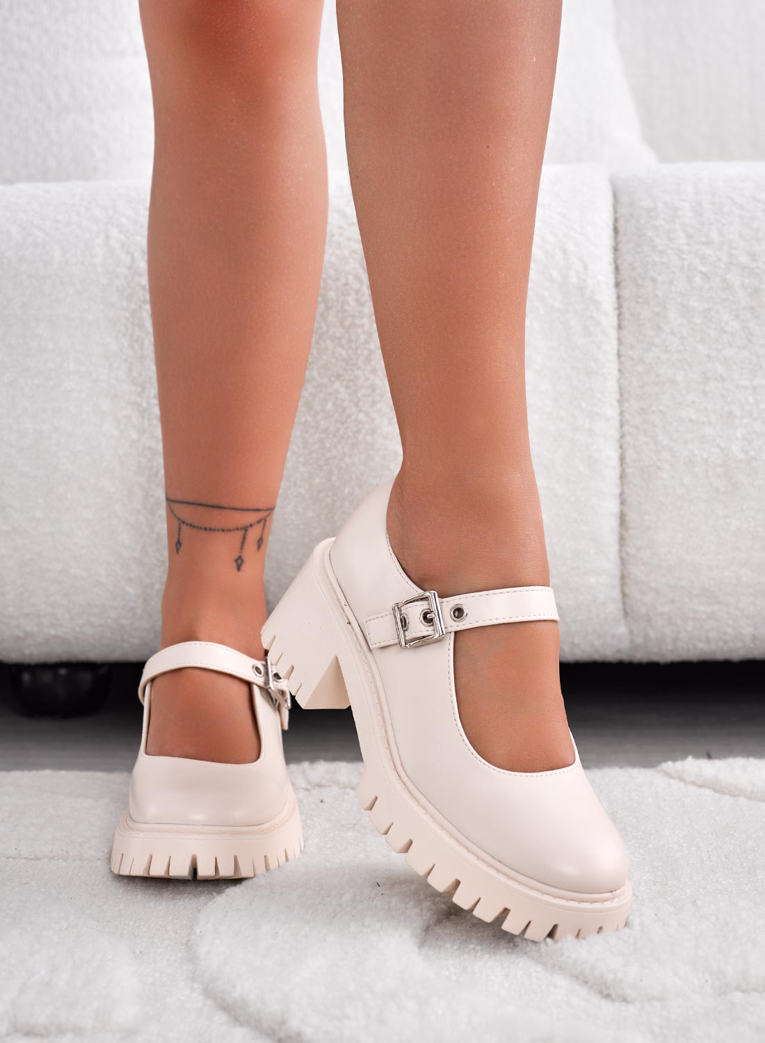 Scarpe mary jane beige con cinturino e fibbia