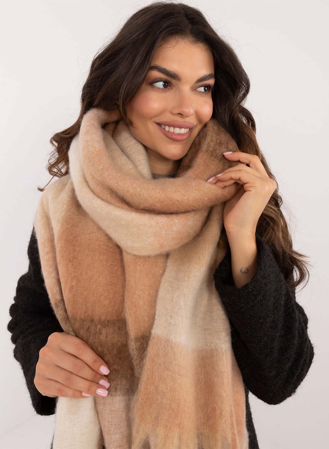 Oversized scarf in beige camel tones
