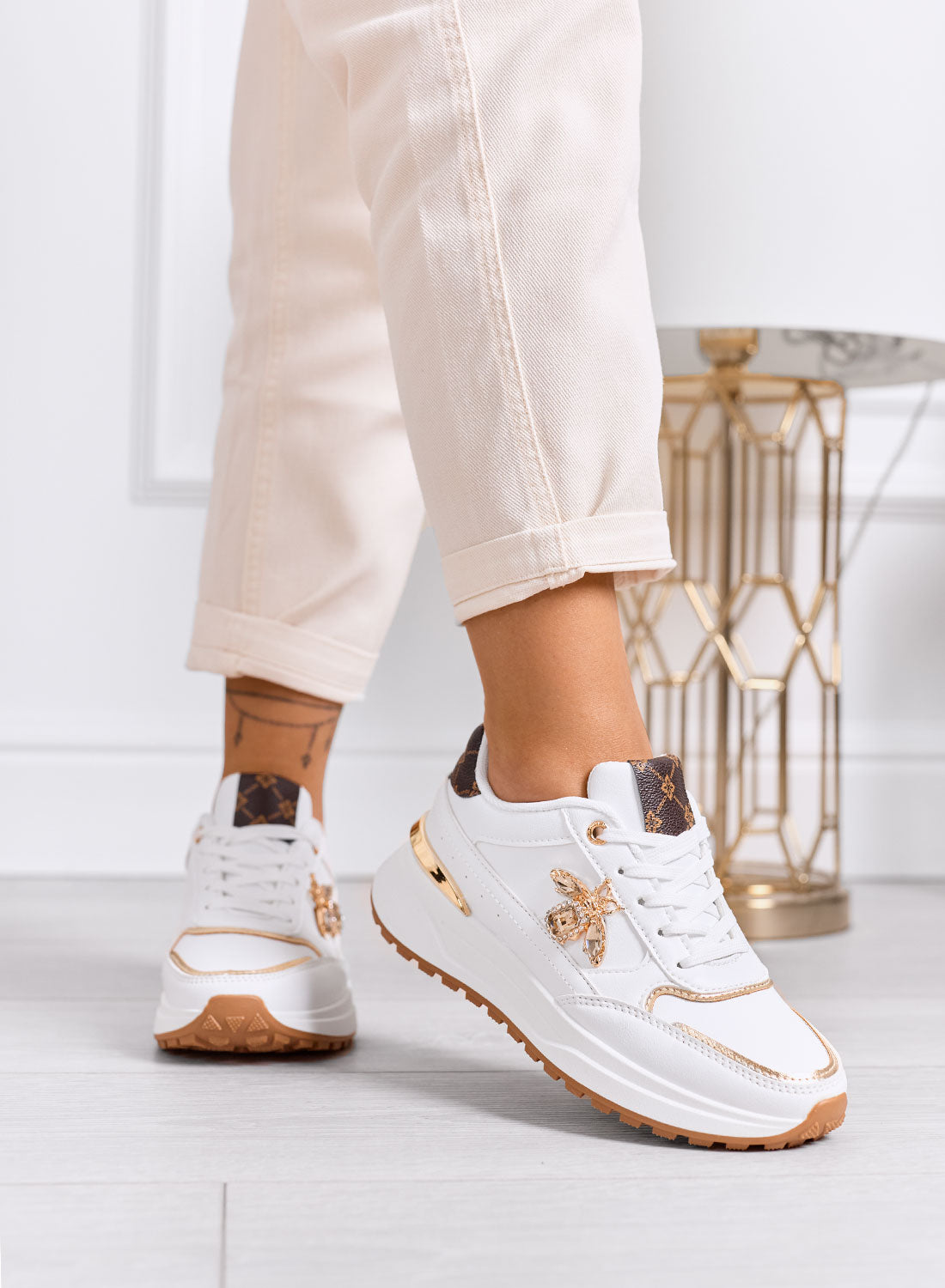 TALIMA - Baskets blanches avec abeille bijou et détails dorés
