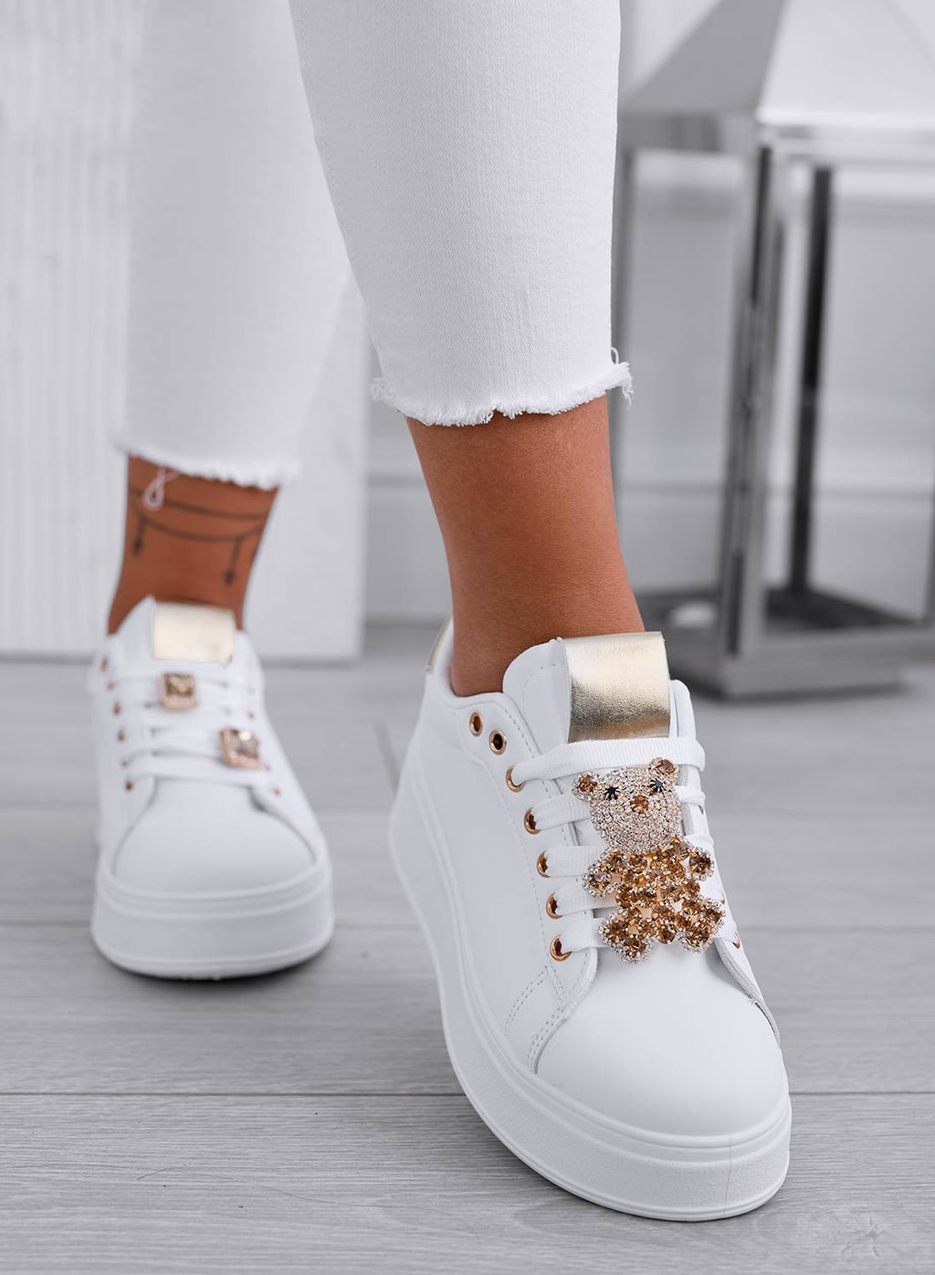 TANIA - Sneakers bianche con teddy gioiello oro