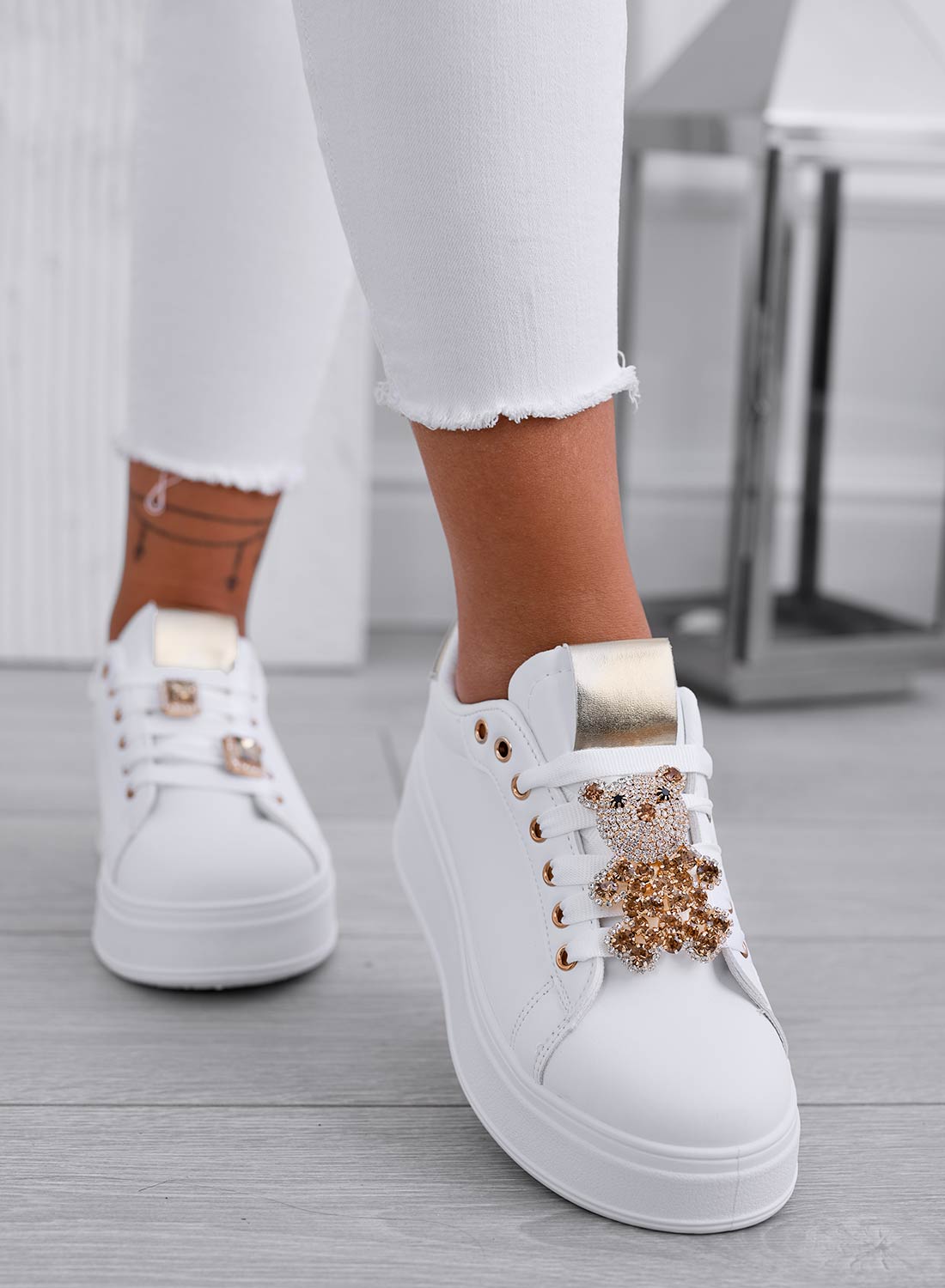 TANIA - Sneakers bianche con teddy gioiello oro