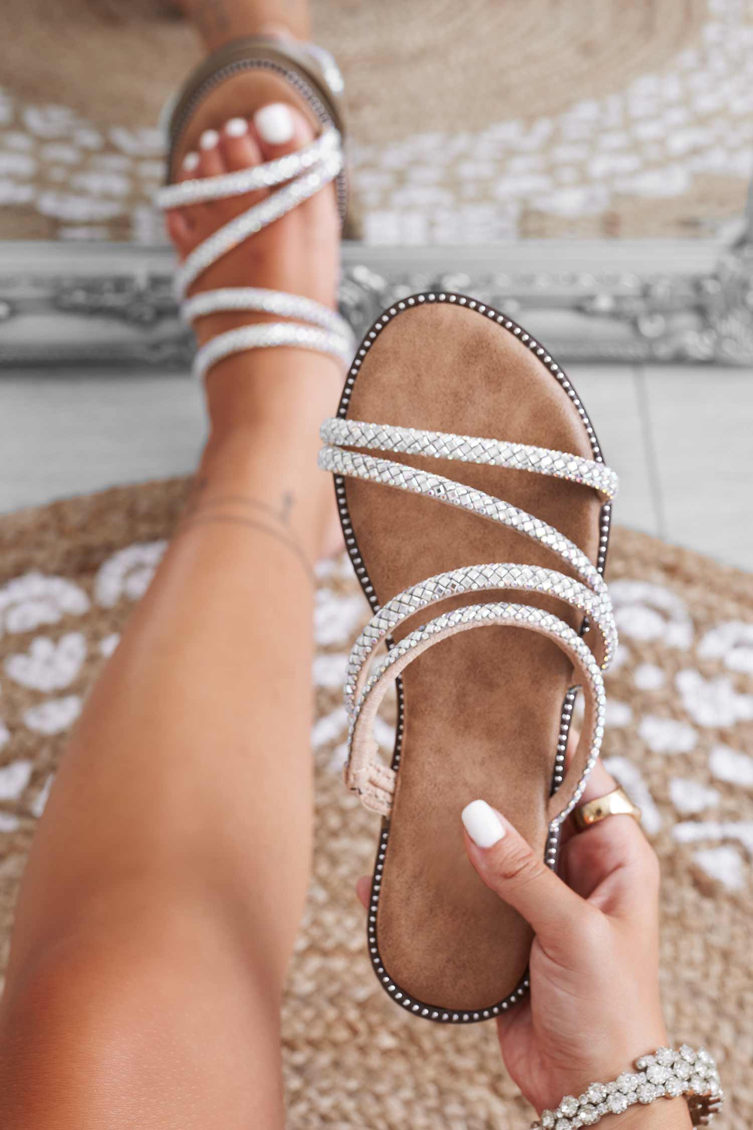 Sandali ciabatte beige con fasce gioiello