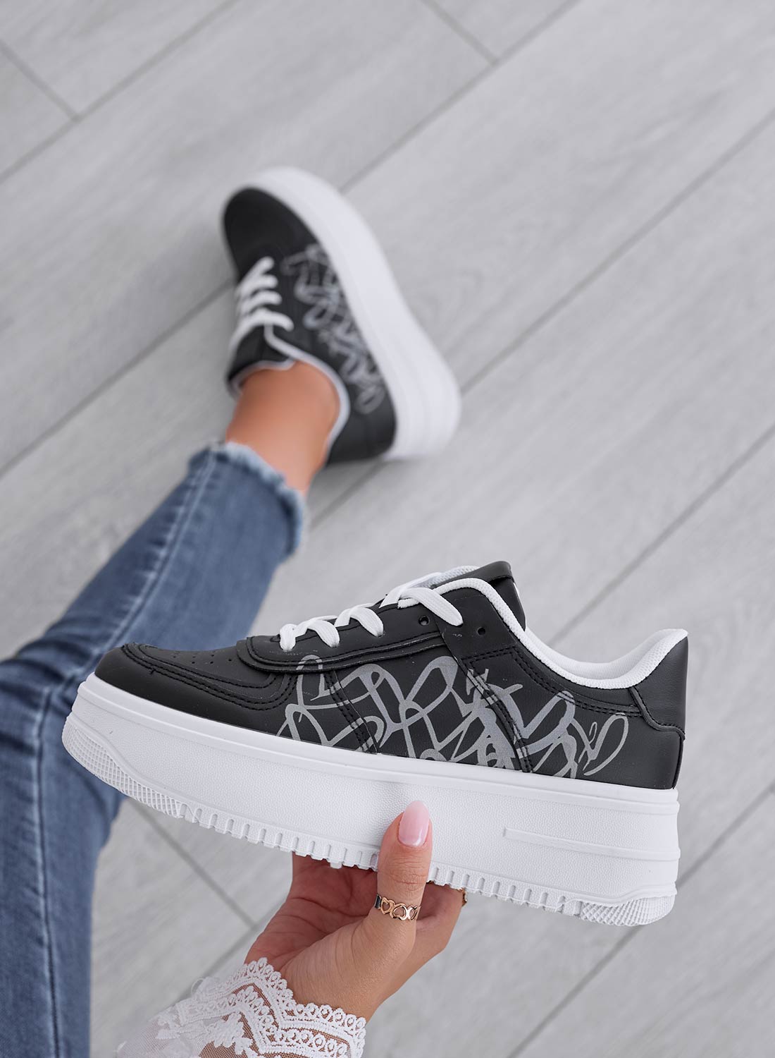 TAYLOR - Black sneakers with heart print