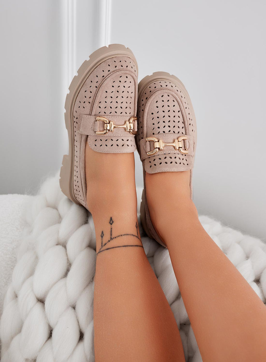 TOKYO - Mocassins taupe perforés avec boucle dorée
