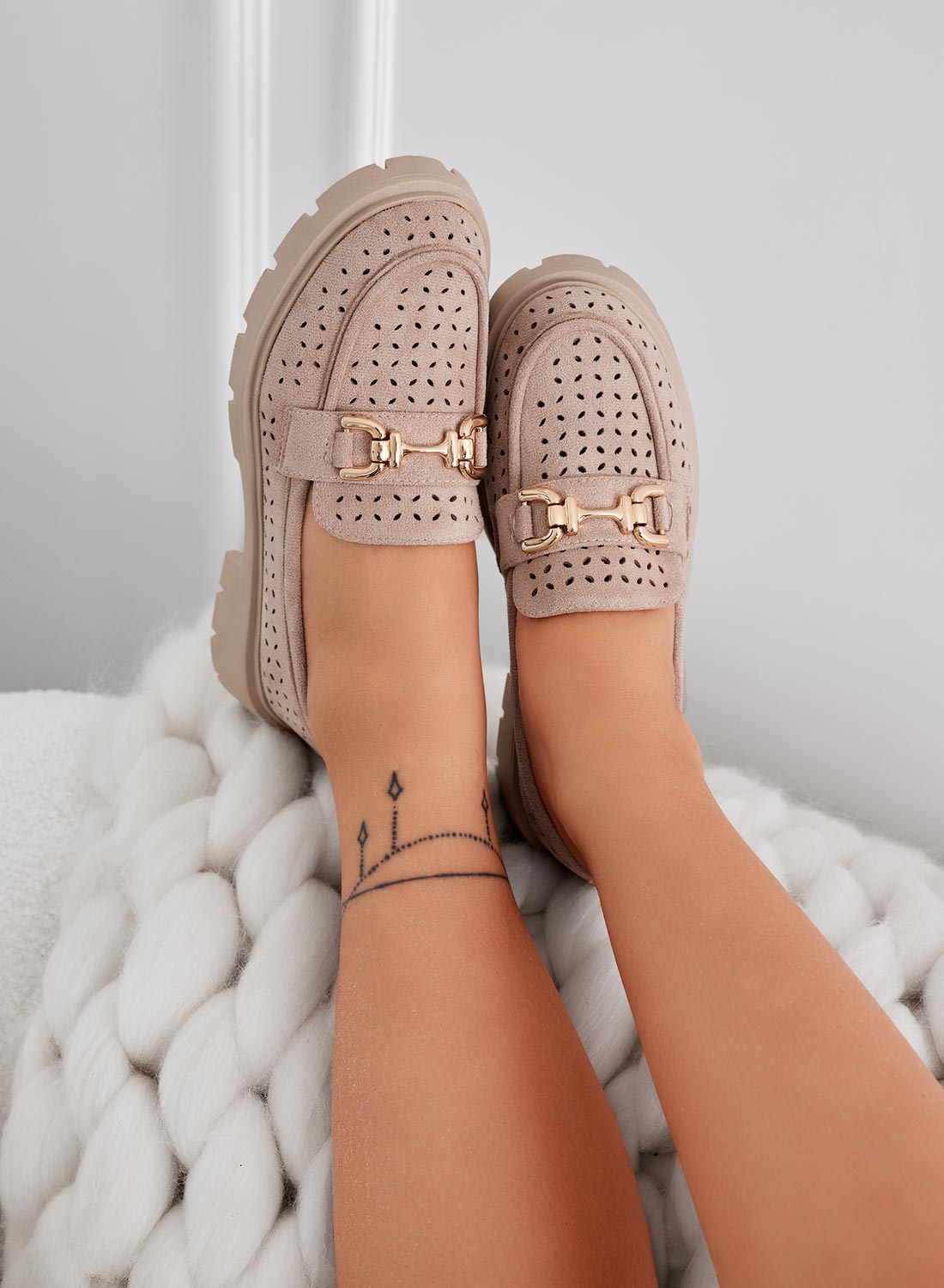 TOKYO - Mocassins taupe perforés avec boucle dorée