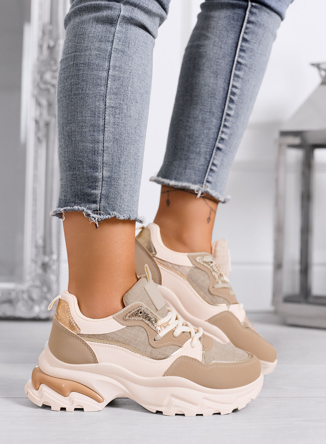 TRILLY - Baskets chunky beiges avec détails dorés et semelle épaisse
