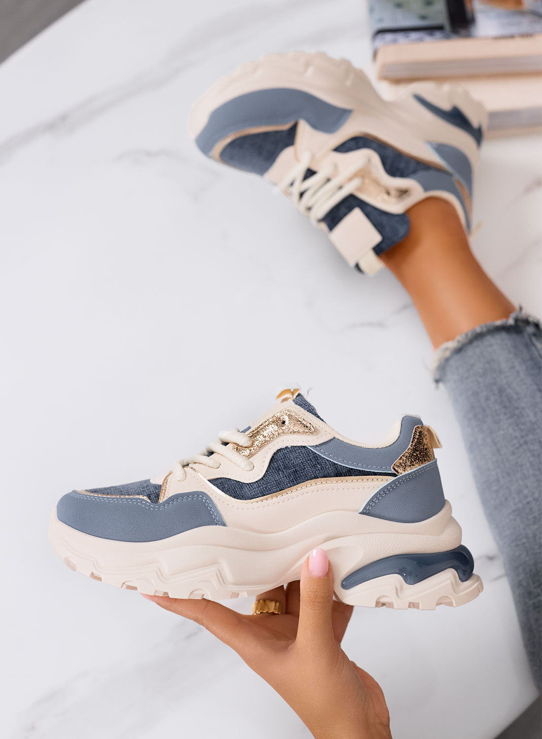 TRILLY - Baskets chunky bleues avec détails dorés et semelle épaisse