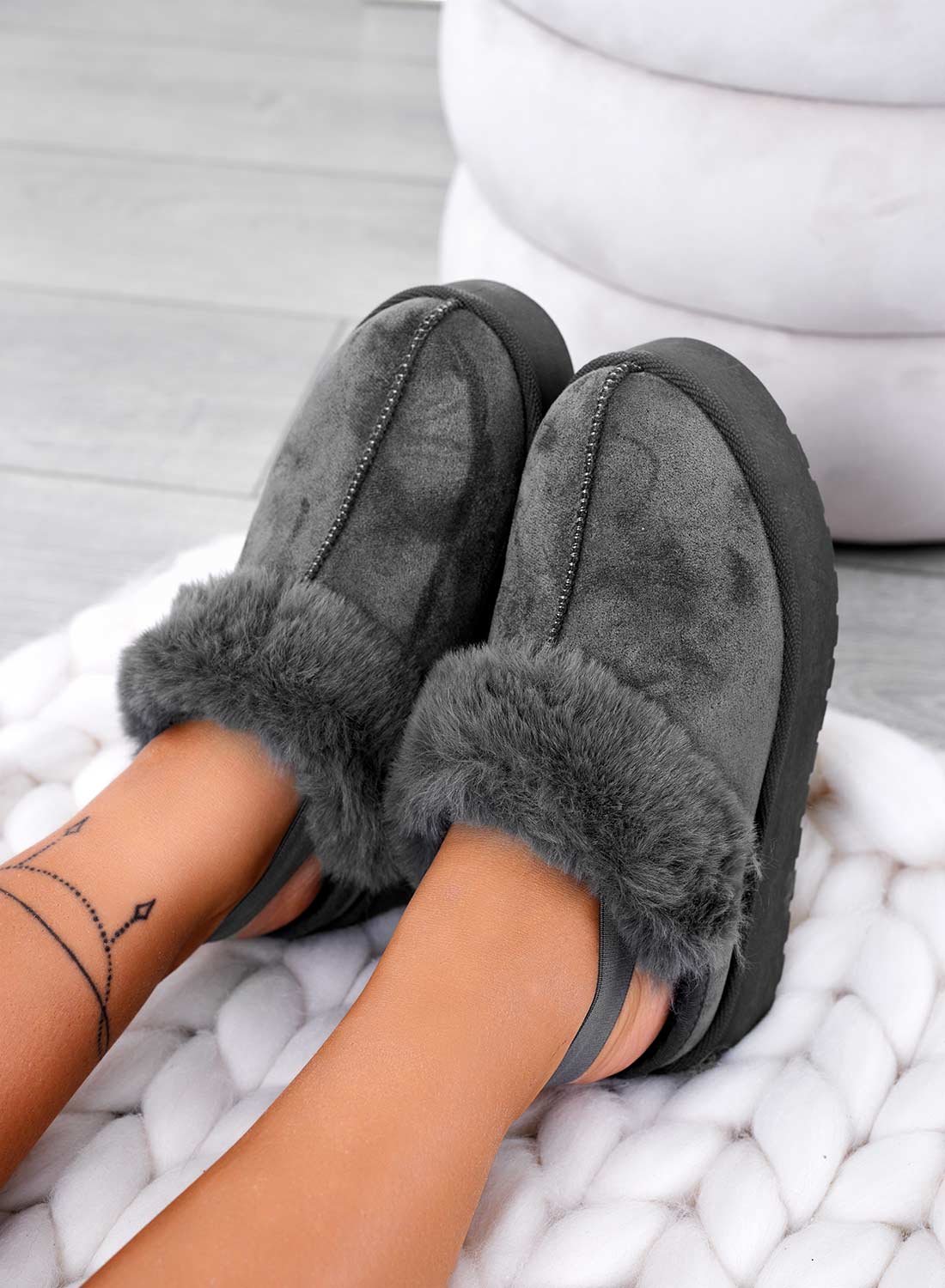 Slippers with padding and elastic on the back