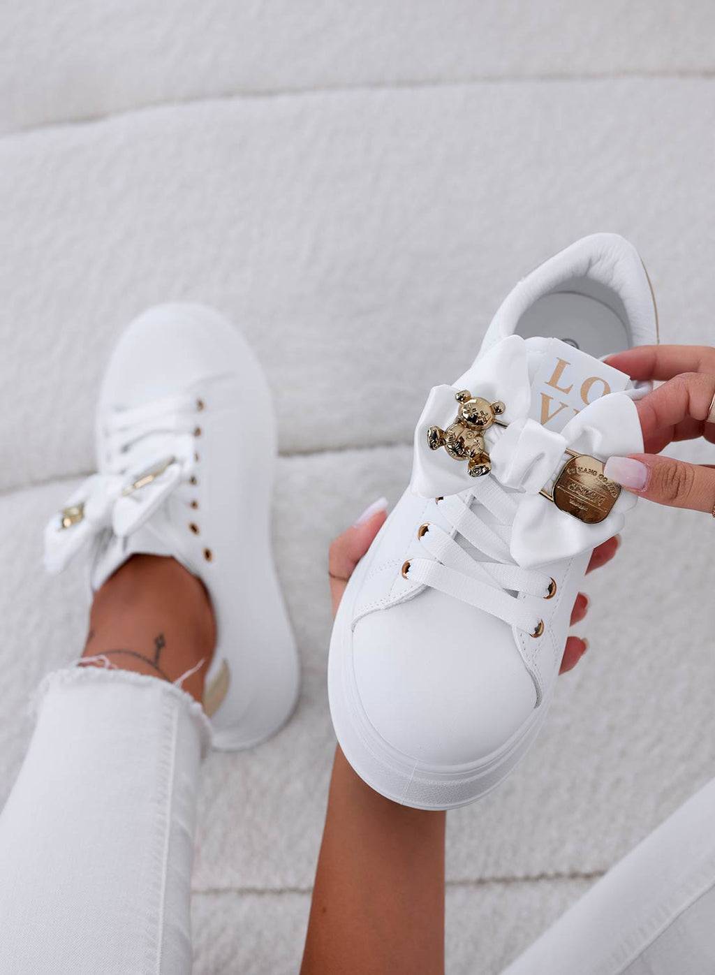 VANESSA - Sneakers bianche con fiocco e teddy oro
