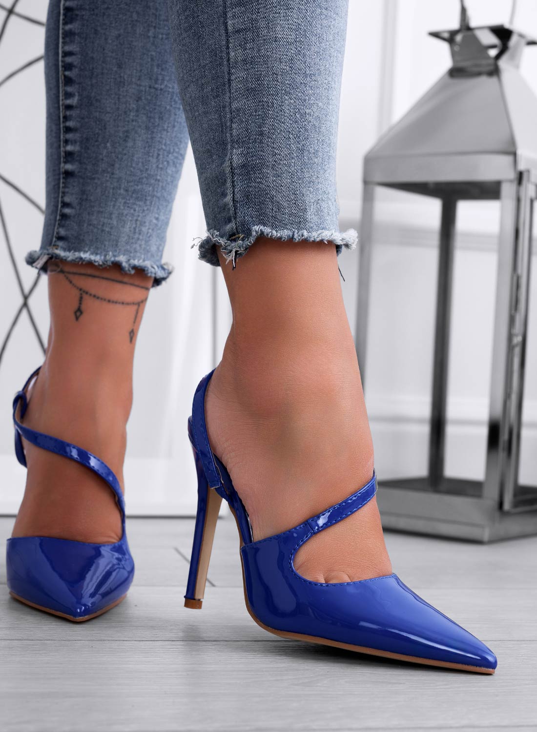 VESTA - Escarpins bleus en vernis à lacets