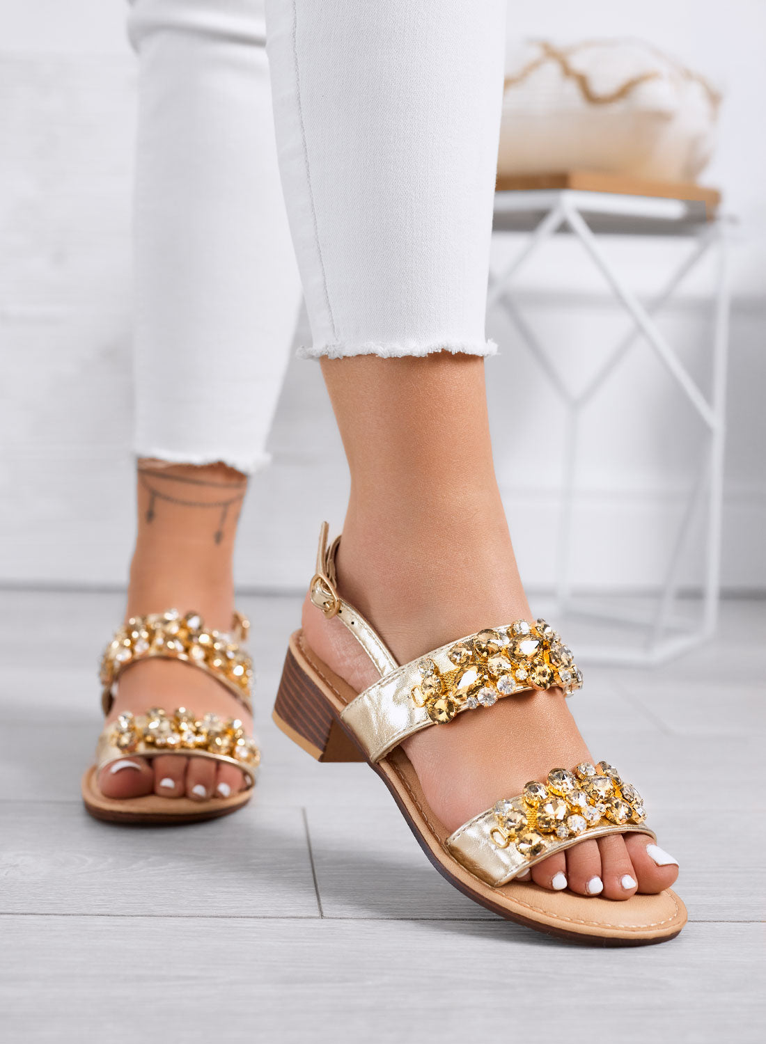 VITTORIA - Sandali oro gioiello con tacco basso e strass