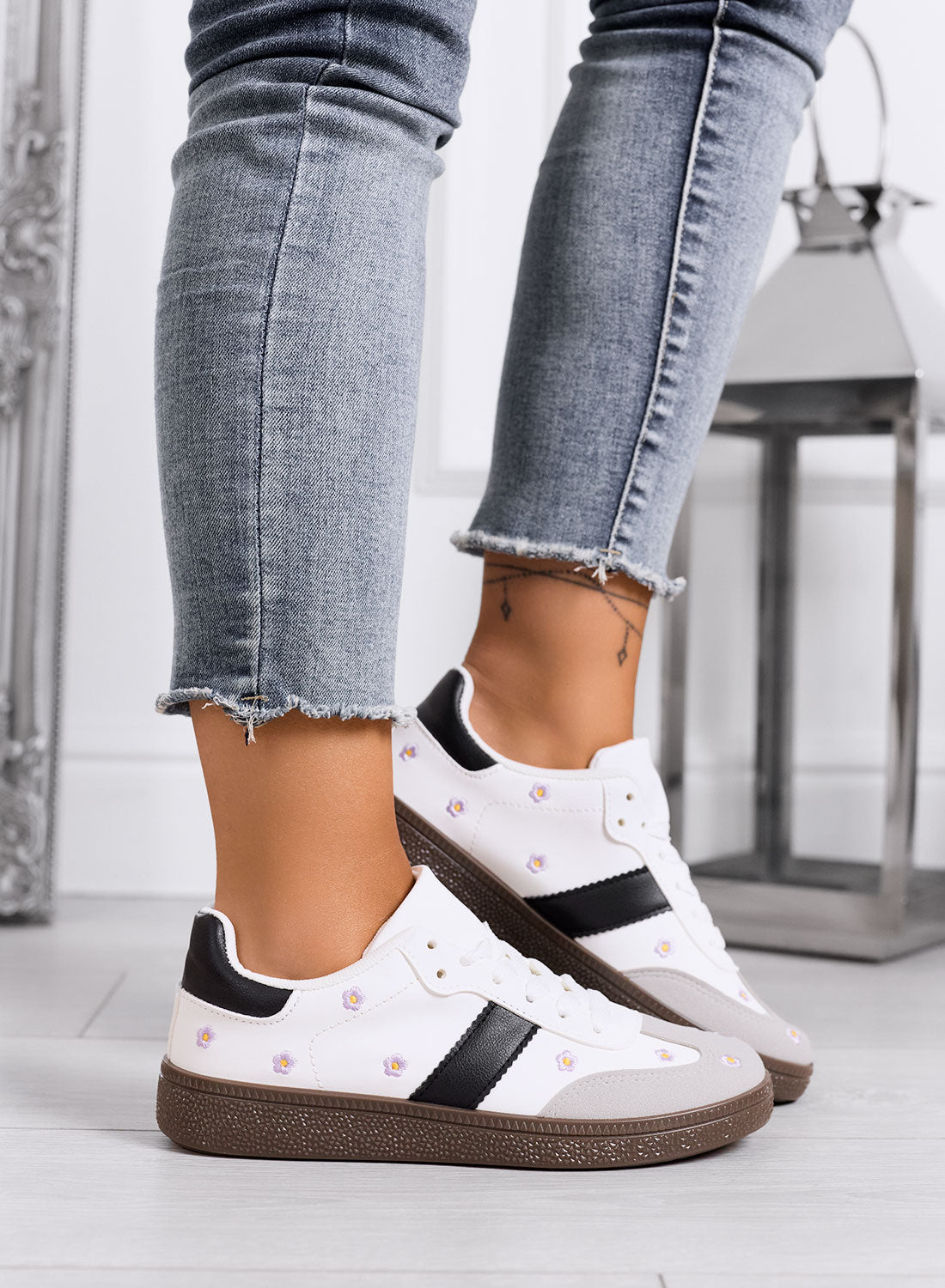 WESTON - Sneakers  bianche con margherite ricamate e suola marrone