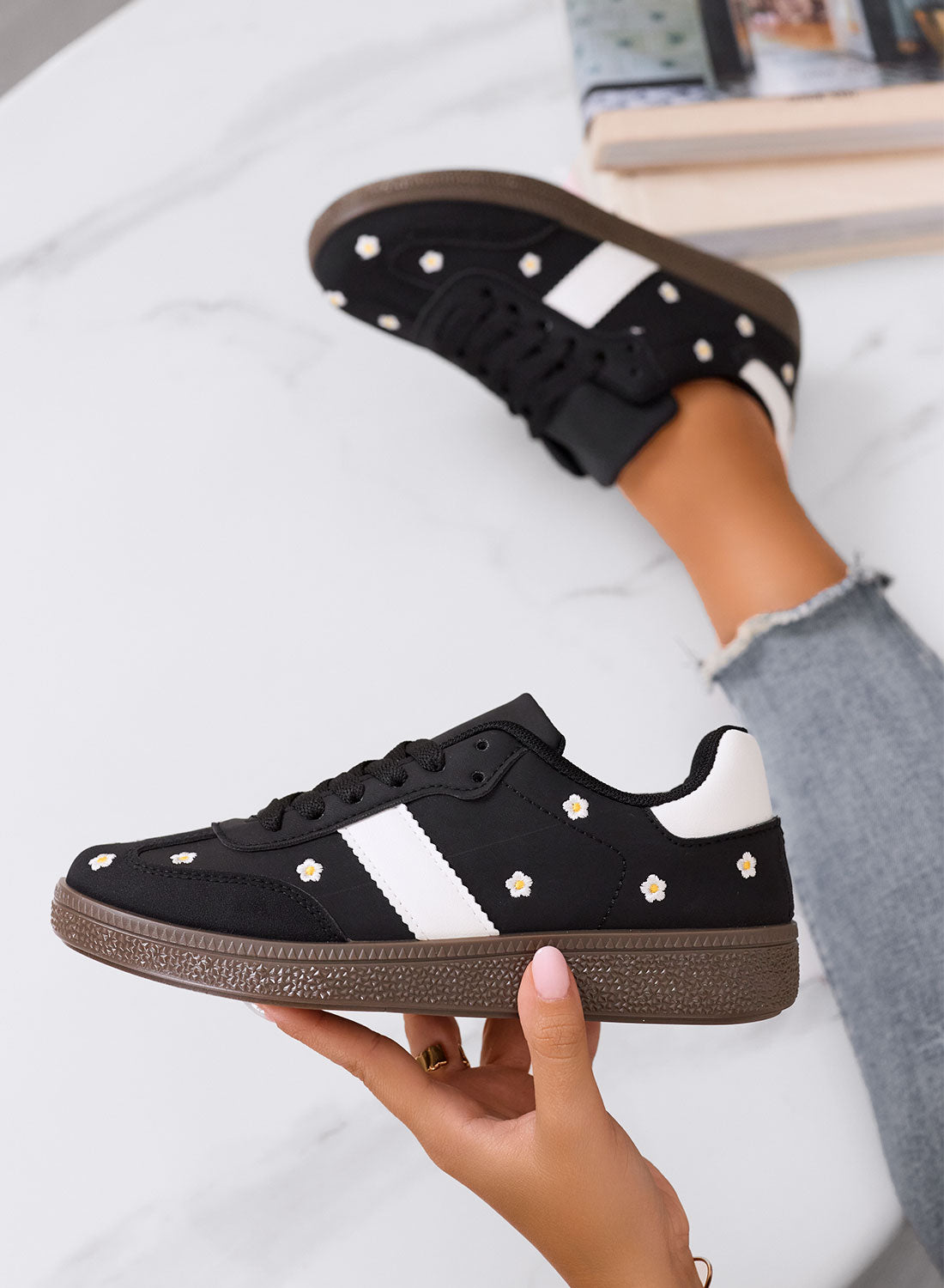 WESTON - Sneakers nere con margherite ricamate e suola marrone