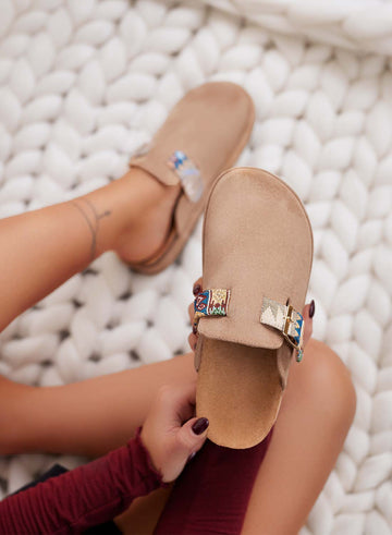 YODA - Pantofole sabot beige con fibbie colorate