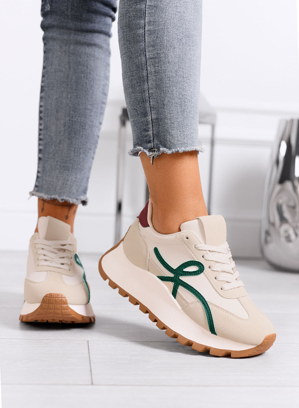 YONA - Sneakers beige con dettagli verdi e suola alta