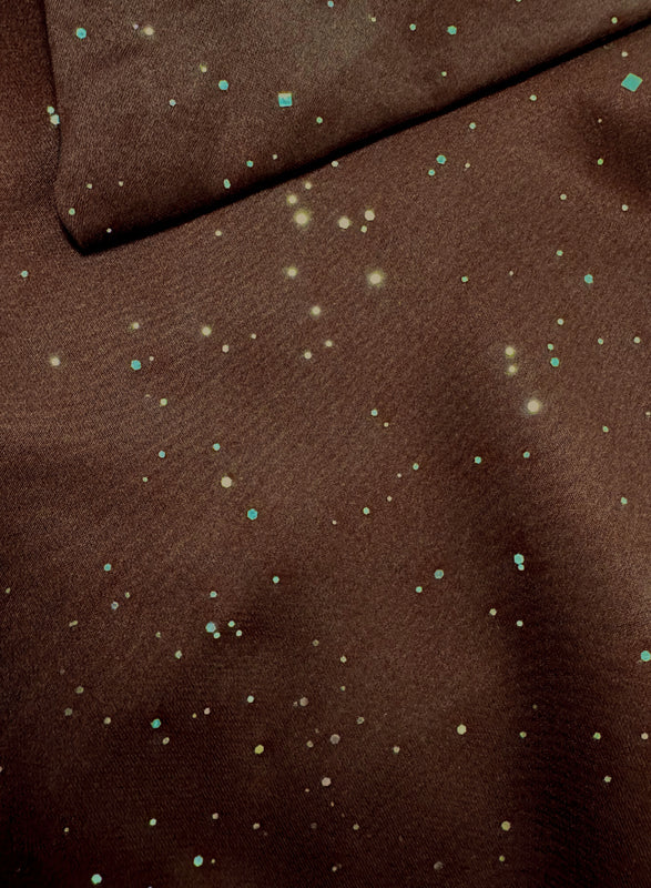 Camisa marrón con volantes de satén y brillo