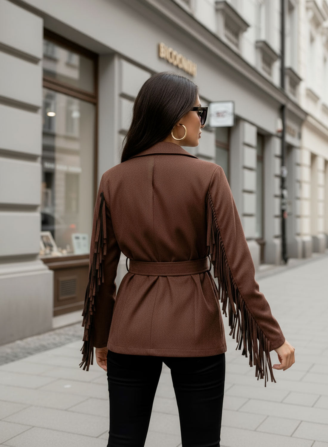 Giacca marrone in camoscio con frange e cintura in vita
