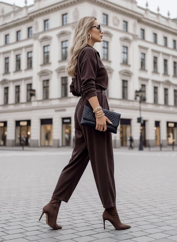 Tuta marrone a costine con cintura