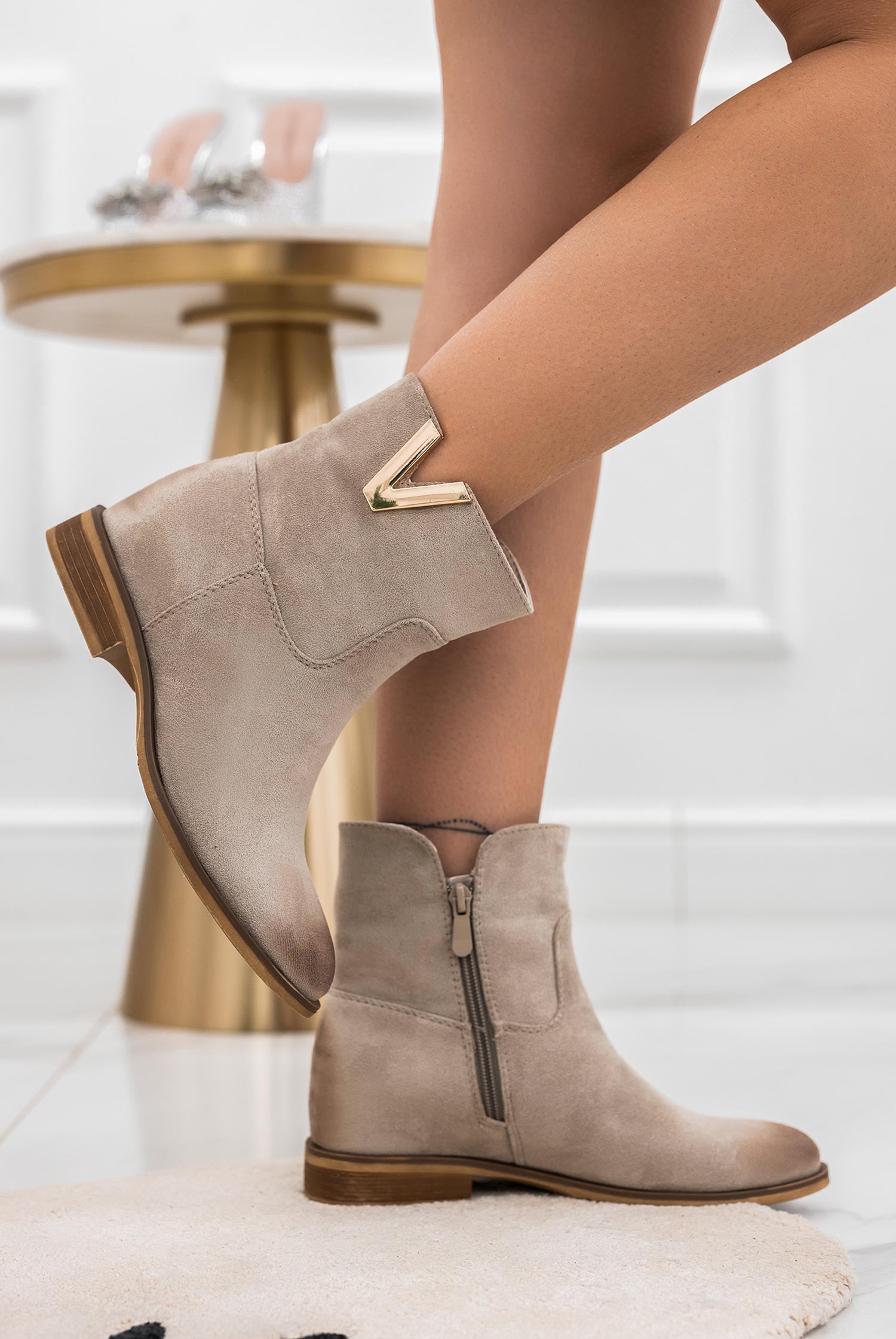 SIENNA - Stivaletti beige scamosciati con zeppa interna