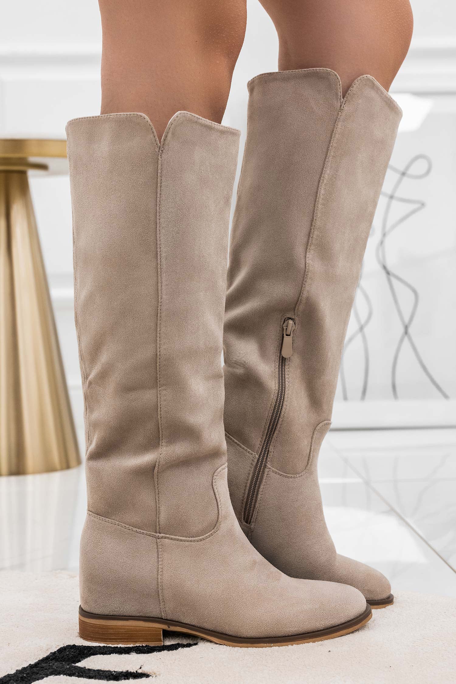 ZAIRA - Bottes en daim couleur boue avec semelle compensée intérieure