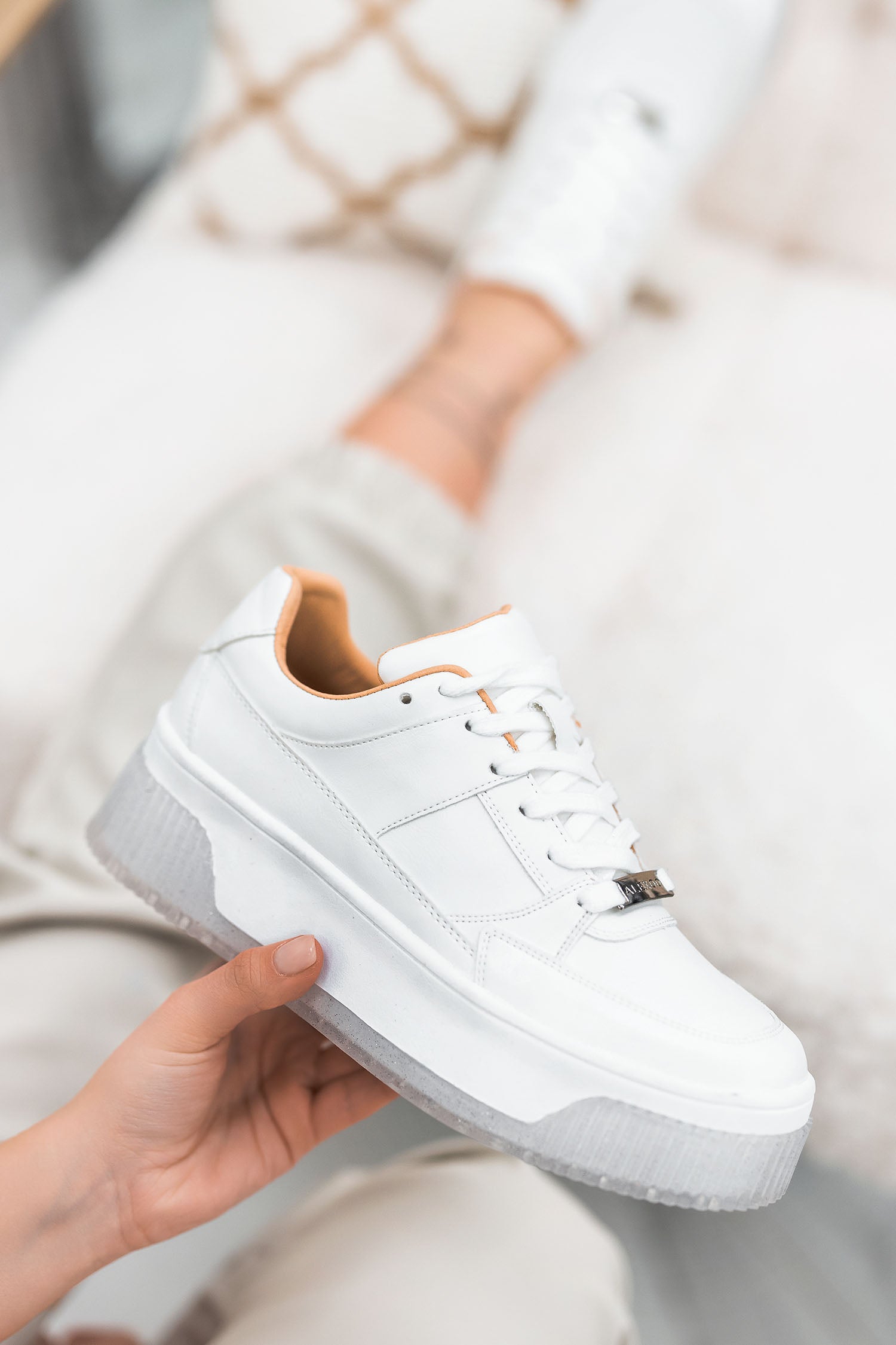 Baskets Alexoo blanches avec inserts transparents et paillettes