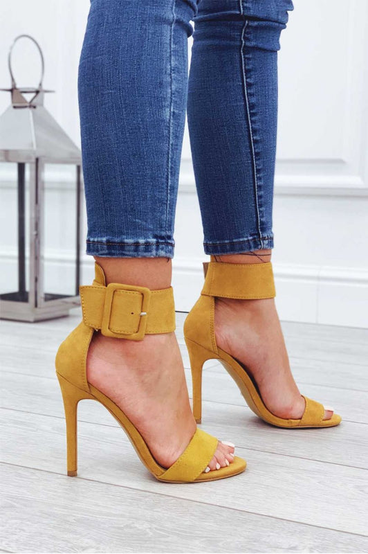 Sandali giallo senape scamosciati con tacco alto e cavigliera