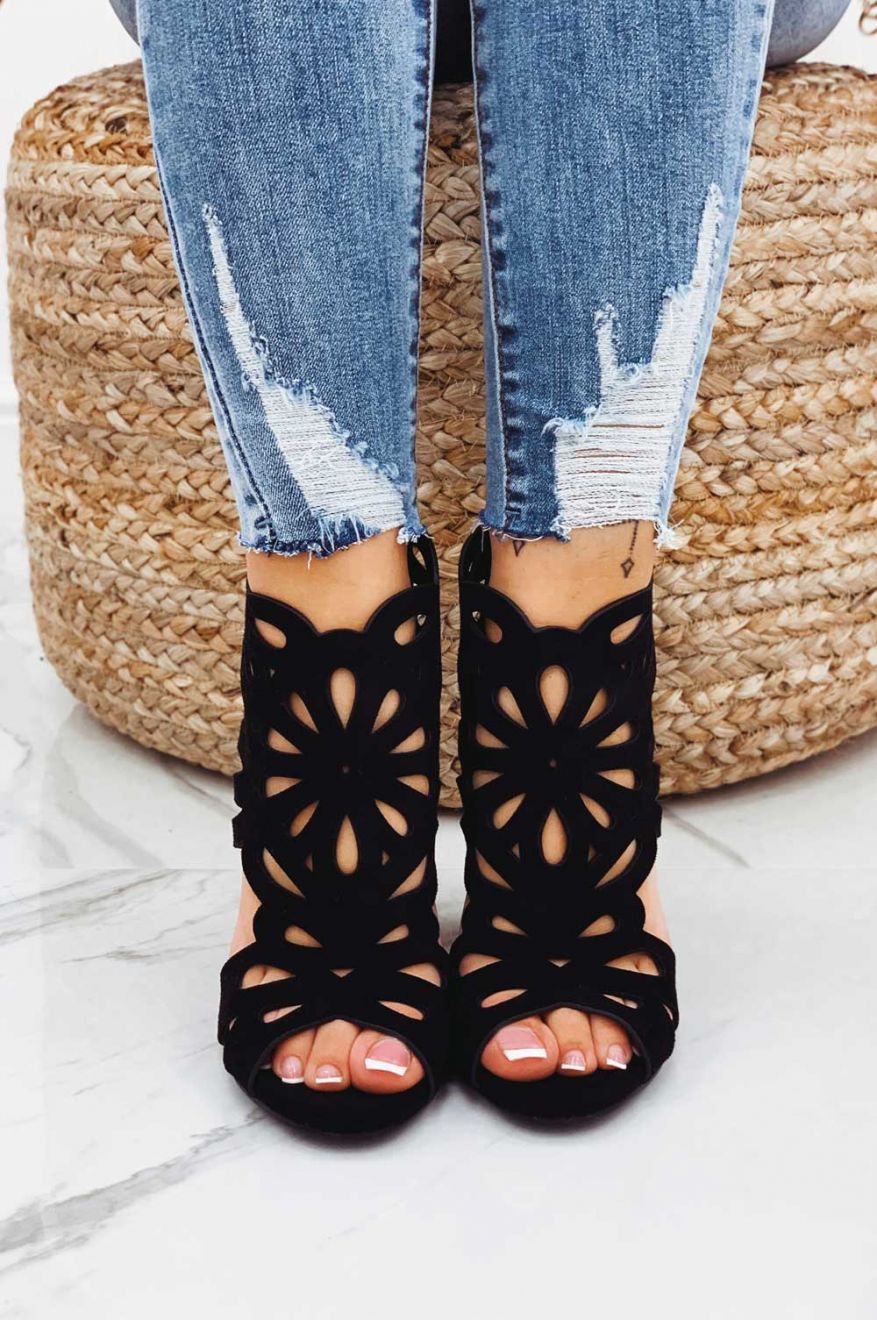 Black perforated sandals with comfortable heel