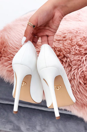 White faux leather pumps with high heel