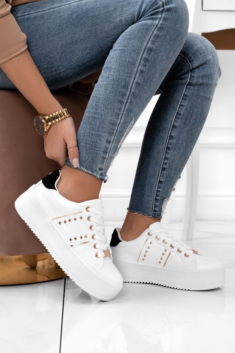 MORENA - Sneakers bianche con borchie oro e retro nero