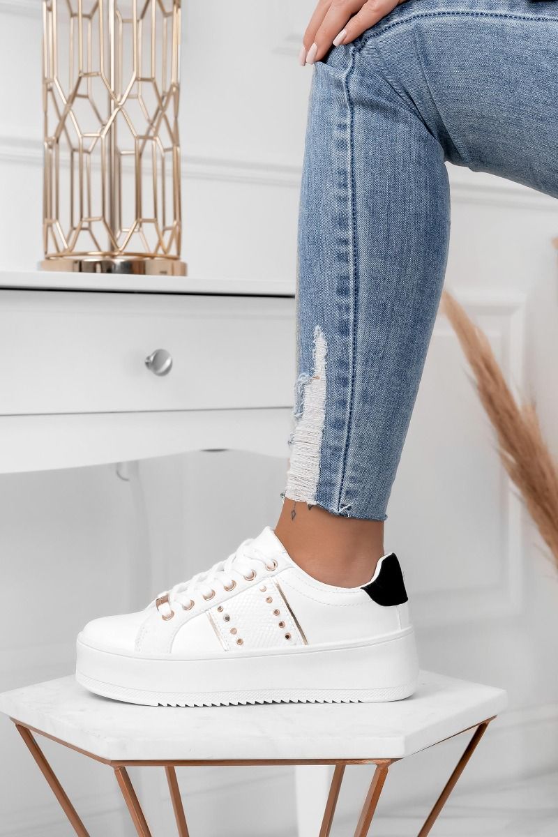 MORENA - Sneakers bianche con borchie oro e retro nero