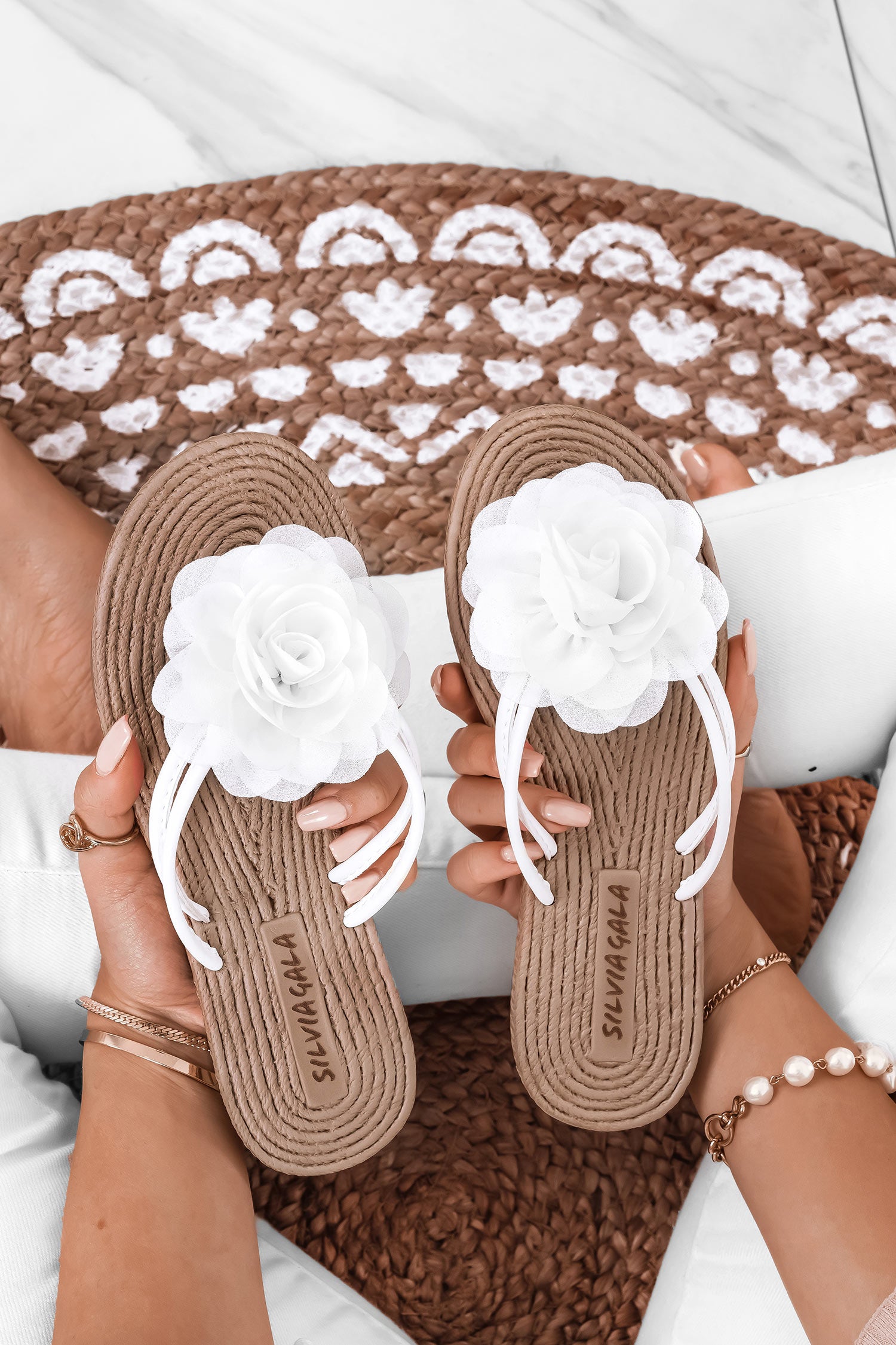 Sandales mules blancs avec fleur appliquée