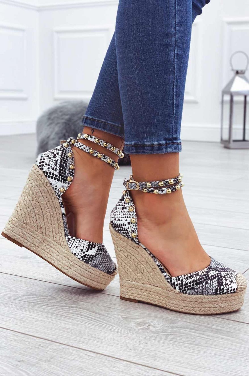 Espadrillas pitonate metallizzate con zeppa alta e borchie oro