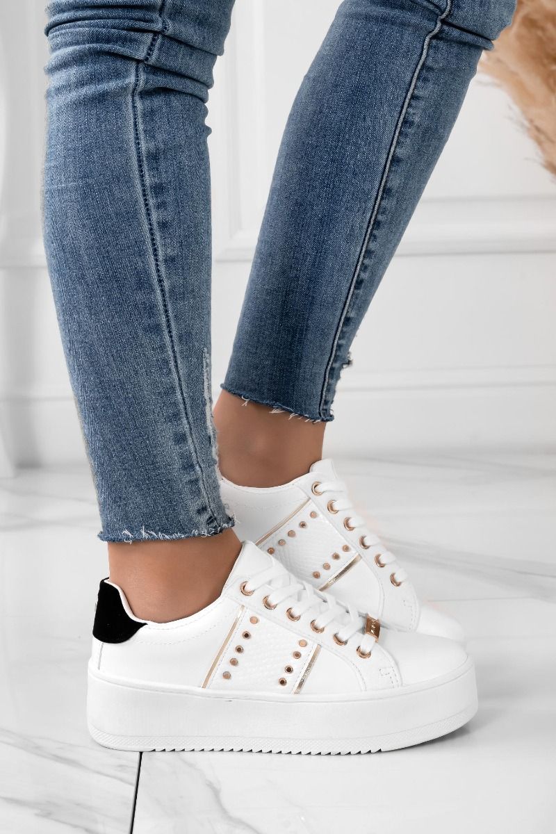 MORENA - Sneakers bianche con borchie oro e retro nero