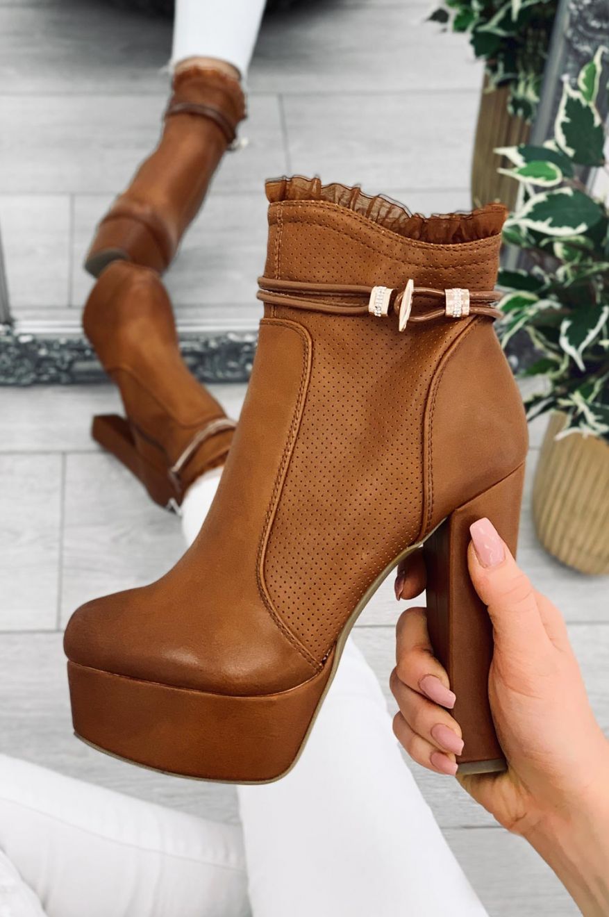 High-heeled ankle boots with ruffles Camel