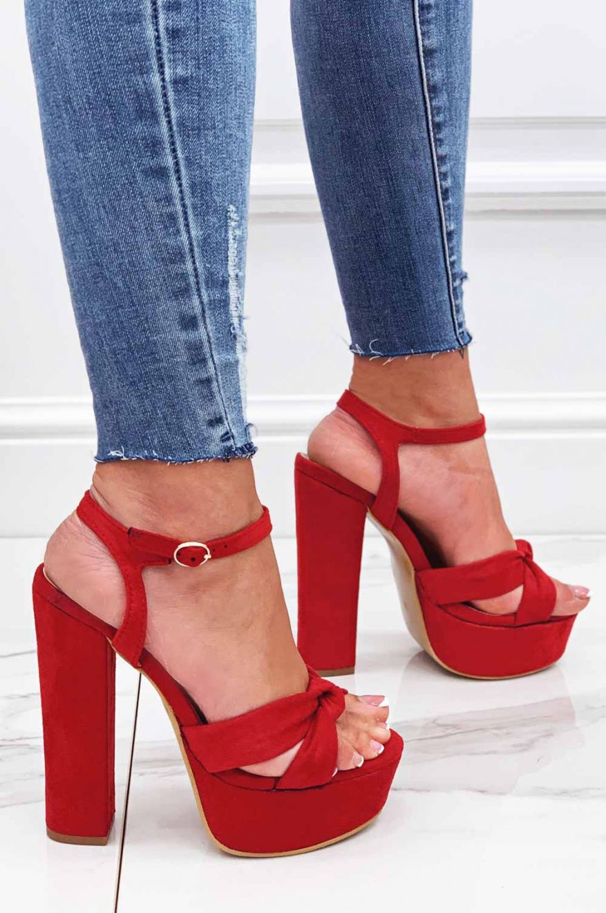 Sandales rouges avec nœud et talon haut