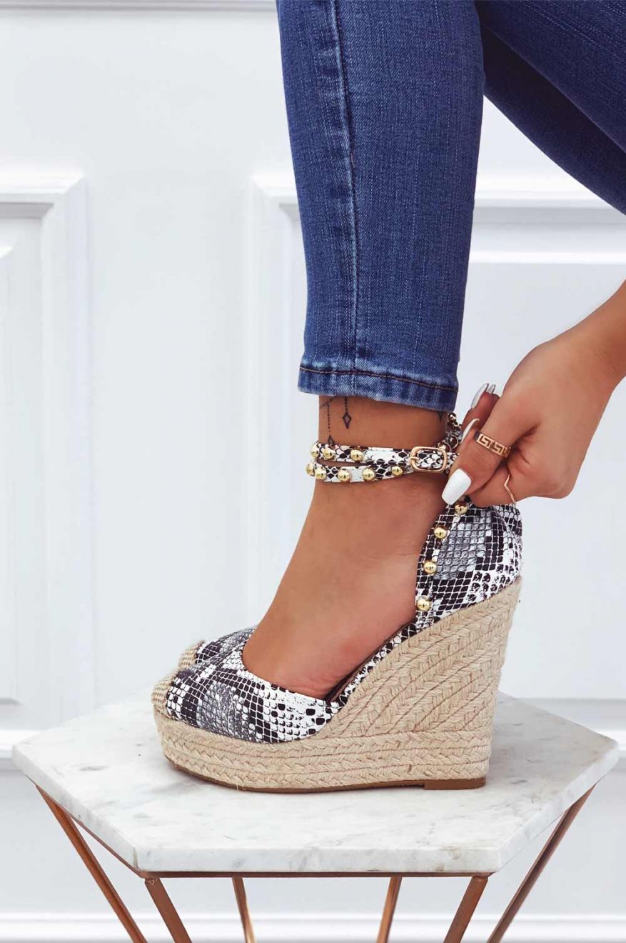 Espadrillas pitonate metallizzate con zeppa alta e borchie oro