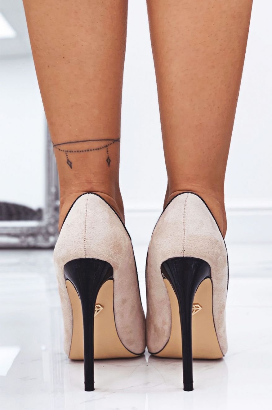 Decolletè beige con tacco e punta in vernice