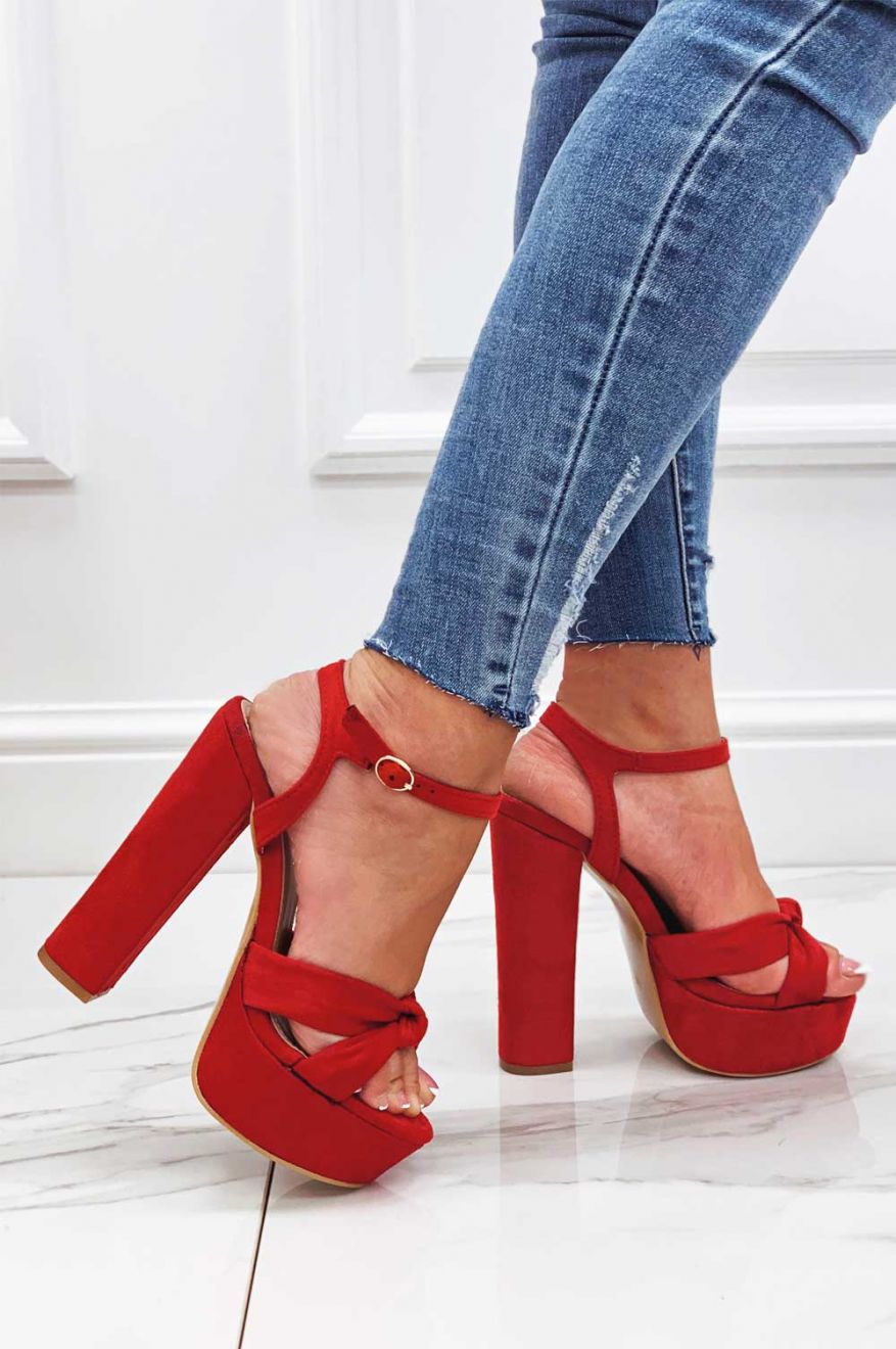 Sandales rouges avec nœud et talon haut