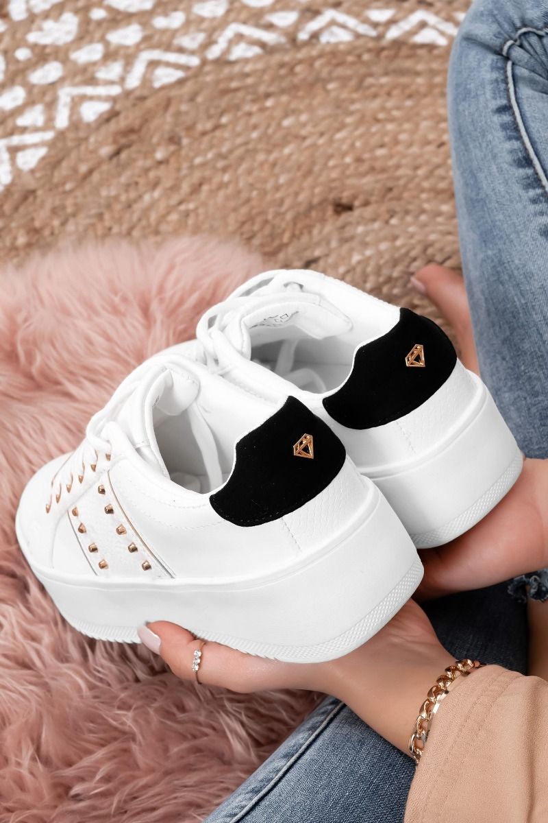 MORENA - Sneakers bianche con borchie oro e retro nero