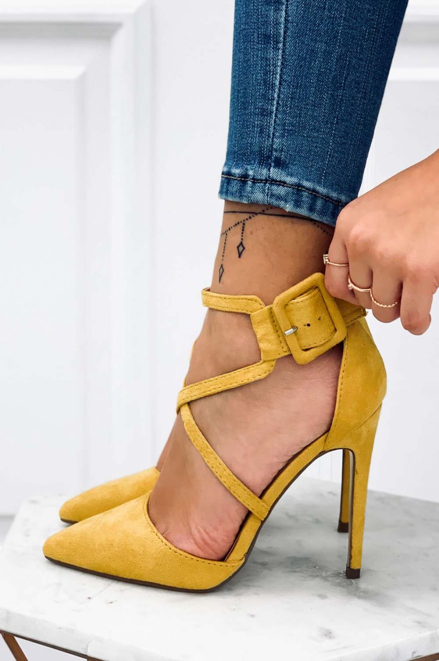 Pumps with stiletto heel and buckle Mustard Yellow