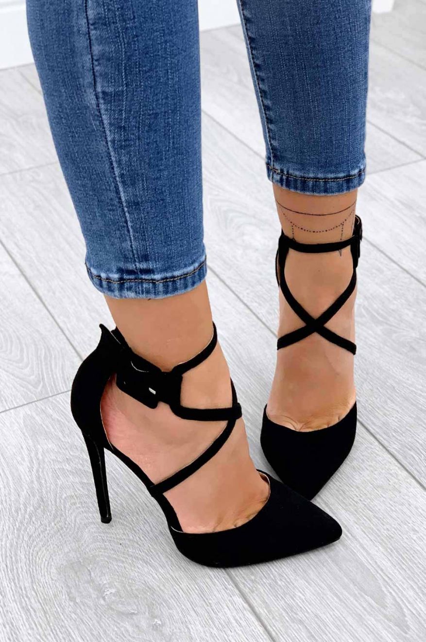 Pumps with stiletto heel and black buckle