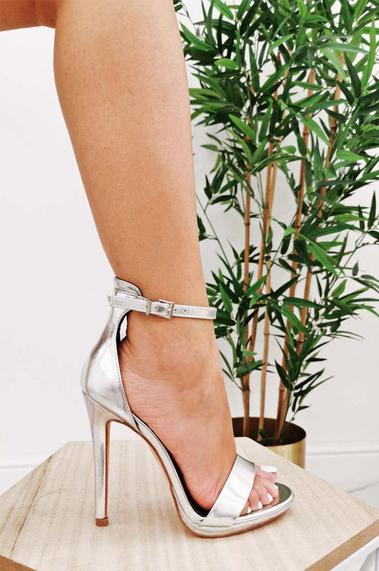 Sandali argento metallizzati con tacco alto e cinturino alla caviglia