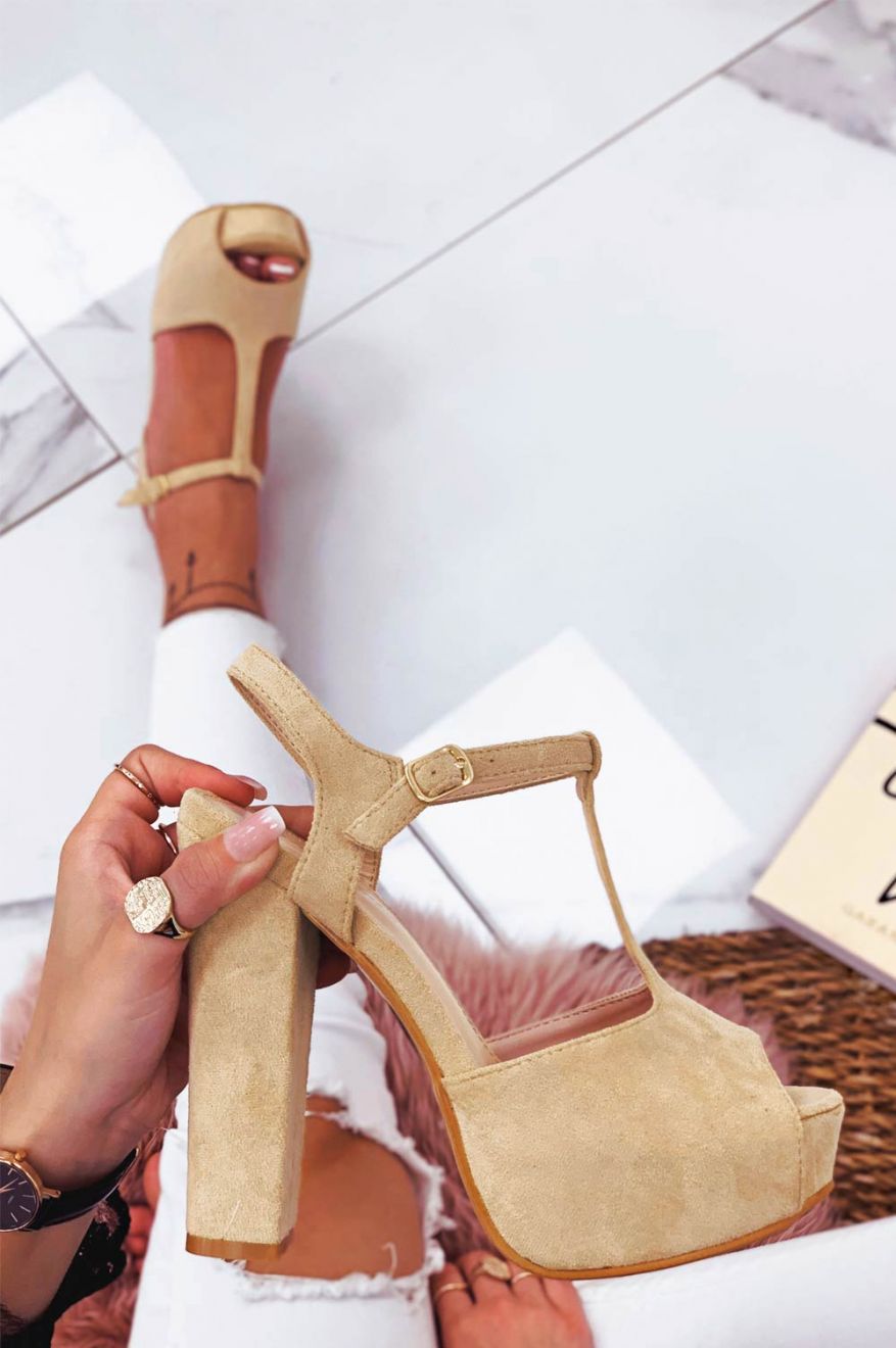 Sandali beige scamosciati con tacco comodo e chiusura a T