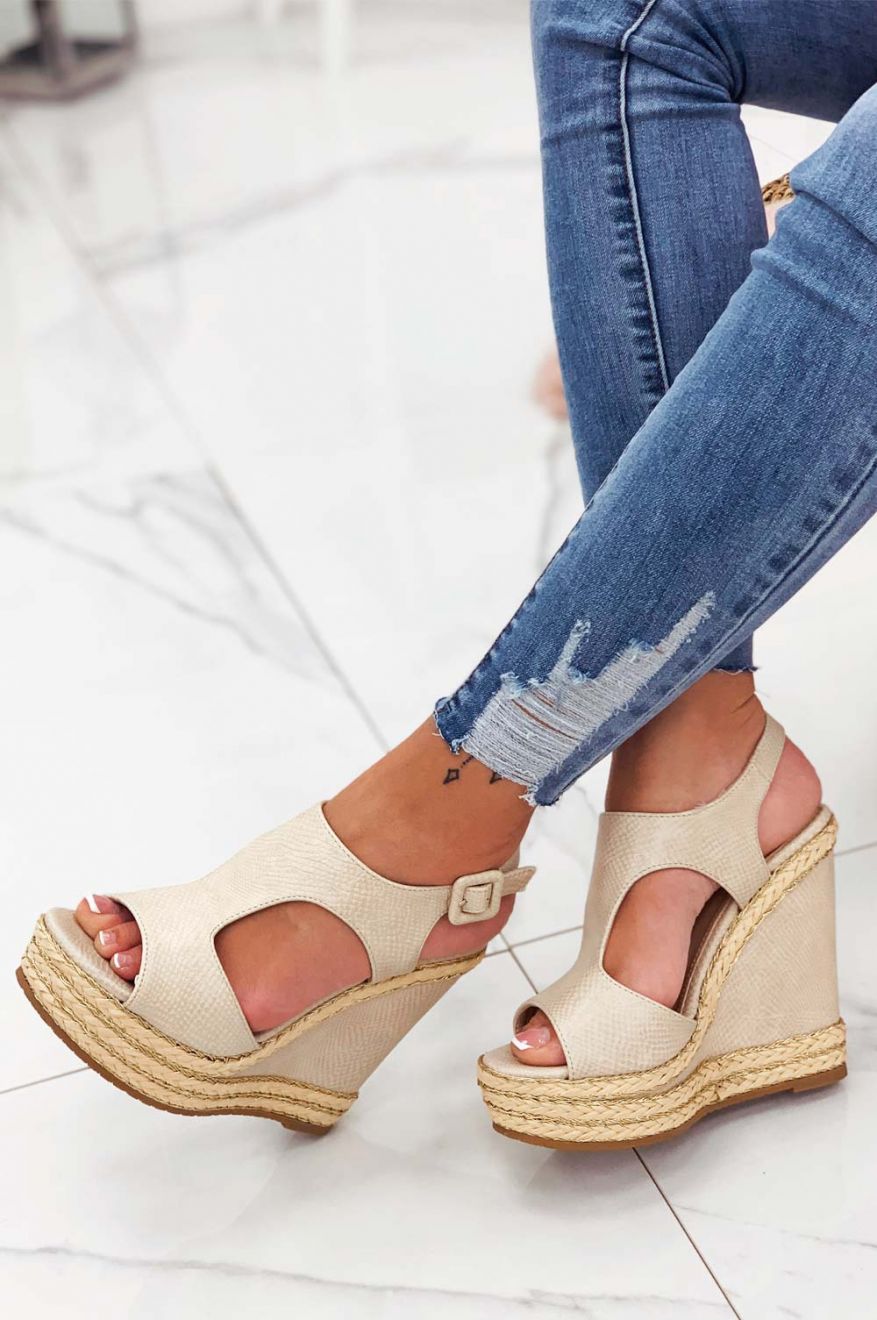Sandali beige con zeppa e inserti in corda oro