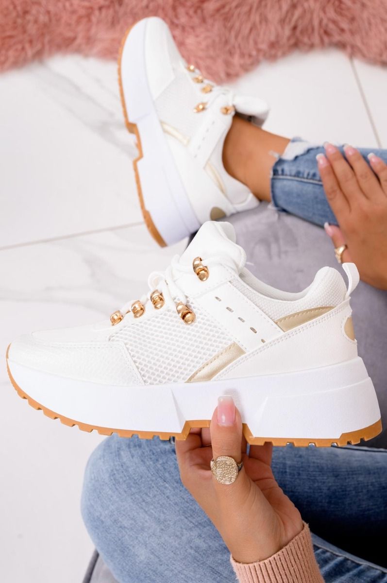 Sneakers bianche con suola spessa e inserti oro
