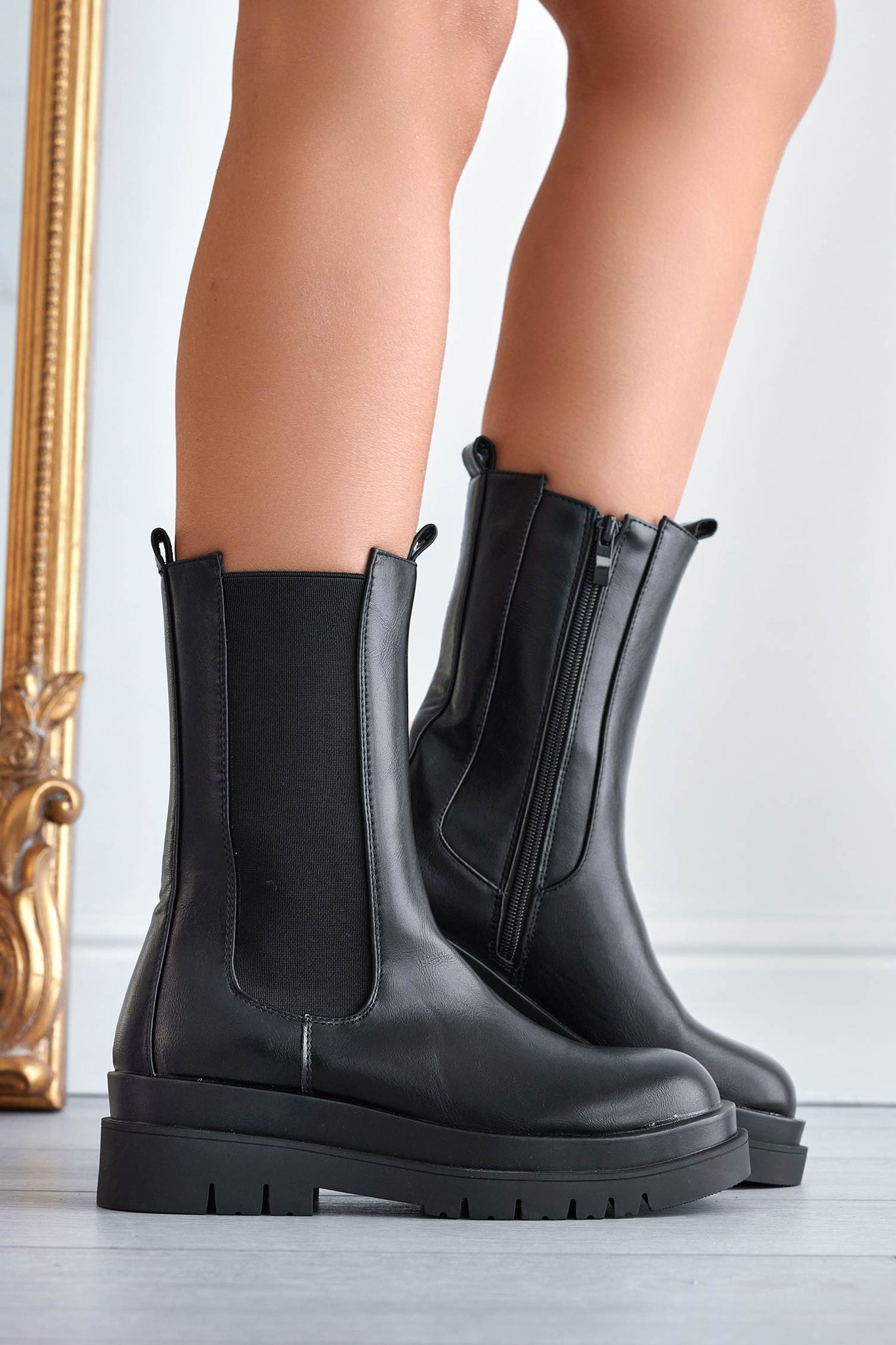 COLOMBA - Black ankle boots with side elastic